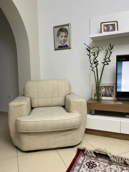 Tirane, shes Divan dhe kolltuk 200€