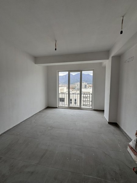 Tirane, jepet me qera apartament 1+1+Ballkon Kati 3, 64 m² 330 € (Rruga 5 maj, ne fund te rruges te pallatet e bashkise)
