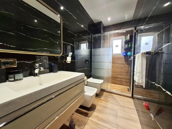 SHITET: 2+1+2 Ballkone ( 📍 Myslym Shyri - Monopoli ) Kati 1, Pllt V 2000 | Apartament 100% I Ri, Investuar Nga Fillimi (I Pabanuar Me Pare) CMIMI: 280.000 Euro***