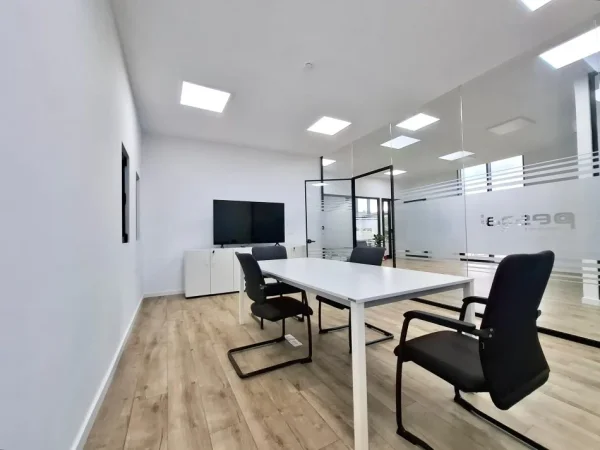 Jepet Me Qera Zyrë 230m2 Në Zonën 📍  E Kashar Pranë Top Chanel - Planimetri Perfekte - - 1,700€ / Muaj***