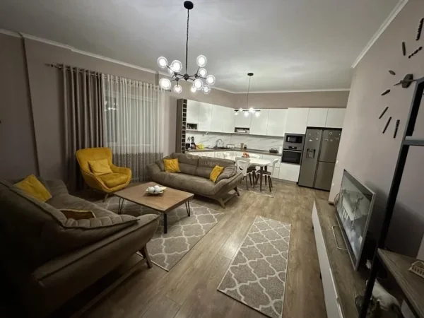 Tirane, jepet me qera apartament 2+1 Kati 1, 90 m² 650 € 