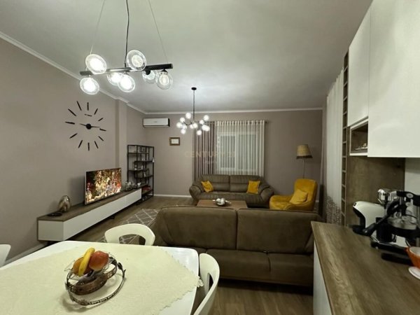 Tirane, jepet me qera apartament 2+1 Kati 1, 90 m² 650 € 