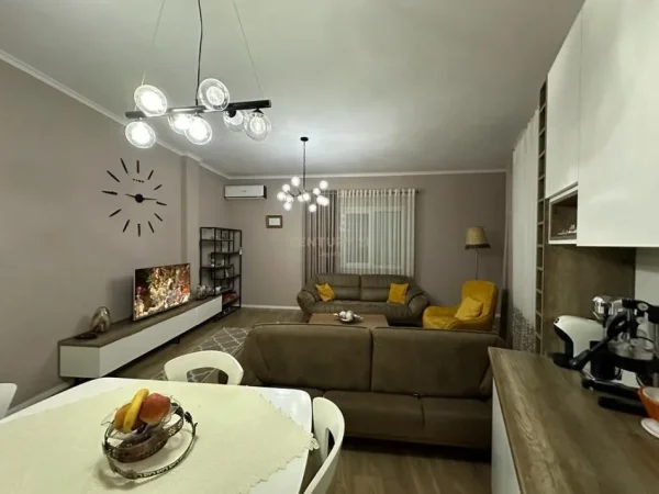 Tirane, jepet me qera apartament 2+1 Kati 1, 90 m² 650 € 