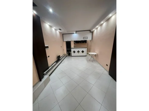 Tirane, shitet ambjent biznesi Kati 0, 39 m² 51.000 € (Pallati me Shigjeta)