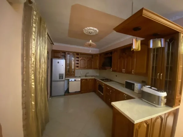 Tirane, jepet me qera apartament 2+1 Kati 1, 120 m² 500 € (SAUK)