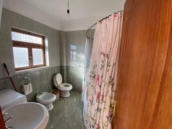 Tirane, jepet me qera apartament 2+1 Kati 1, 120 m² 500 € (SAUK)