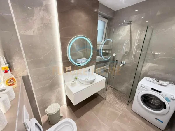 Tirane, jepet me qera apartament 2+1+Ballkon Kati 3, 120 m² 1.200 € (Liqeni Thate)