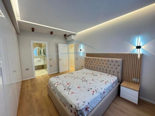 Tirane, jepet me qera apartament 2+1+Ballkon Kati 3, 120 m² 1.200 € (Liqeni Thate)