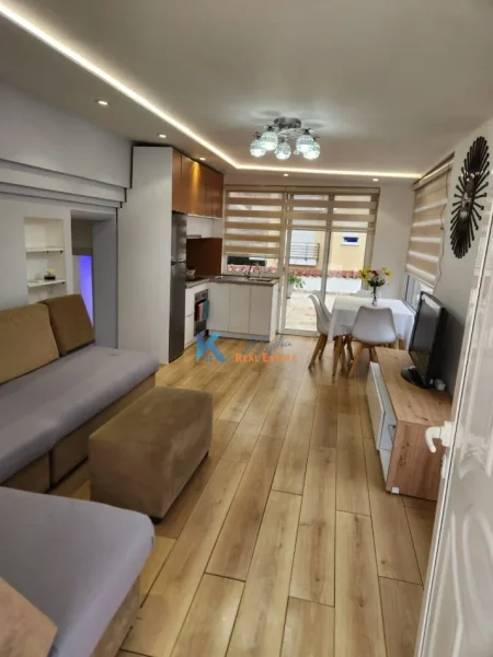 Tirane, jap me qera apartament 2+1+Ballkon Kati 3, 75 m² (Kodra e Diellit)