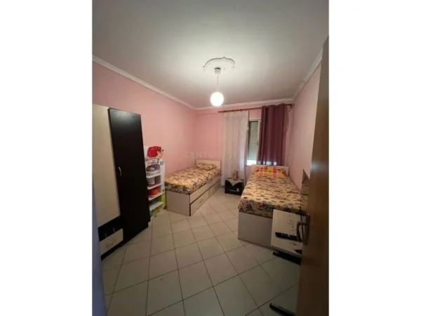 Tirane, shitet apartament 2+1 Kati 3, 93 m² 120.000 € (fresku)