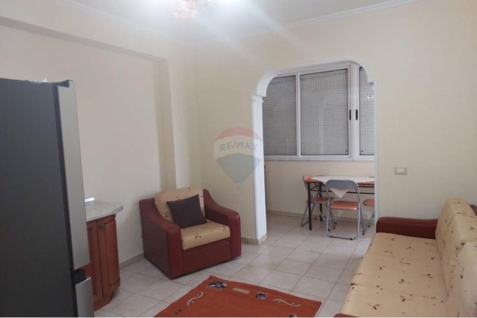 Tirane, jepet me qera apartament 2+1 , 600 € (Brryli)