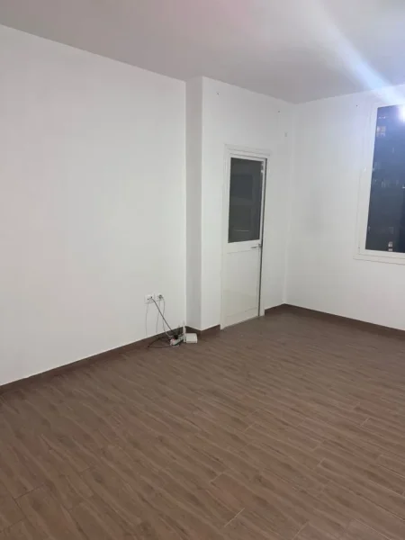 Tirane, jepet me qera apartament 2+1+Ballkon Kati 3, 95 m² 330 € (rruga Sabri Preveza)