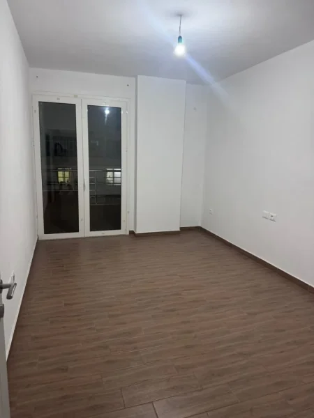 Tirane, jepet me qera apartament 2+1+Ballkon Kati 3, 95 m² 330 € (rruga Sabri Preveza)