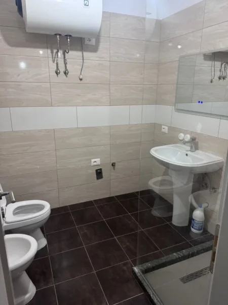 Tirane, jepet me qera apartament 2+1+Ballkon Kati 3, 95 m² 330 € (rruga Sabri Preveza)