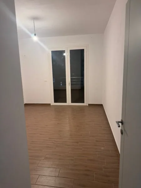 Tirane, jepet me qera apartament 2+1+Ballkon Kati 3, 95 m² 330 € (rruga Sabri Preveza)