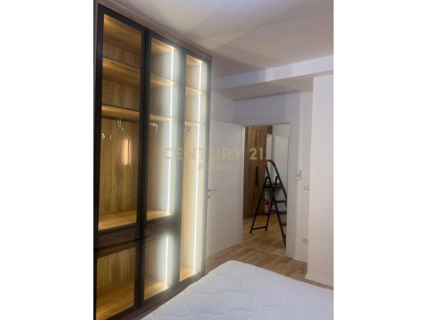 Tirane, jap me qera apartament 1+1+POST PARKIMI , 75 m² 1.500 € (Liqeni i Tiranës)
