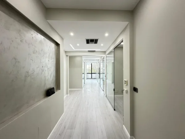 Tirane, jepet me qera zyre , 135 m² 1.350 € (Ambassador 1)