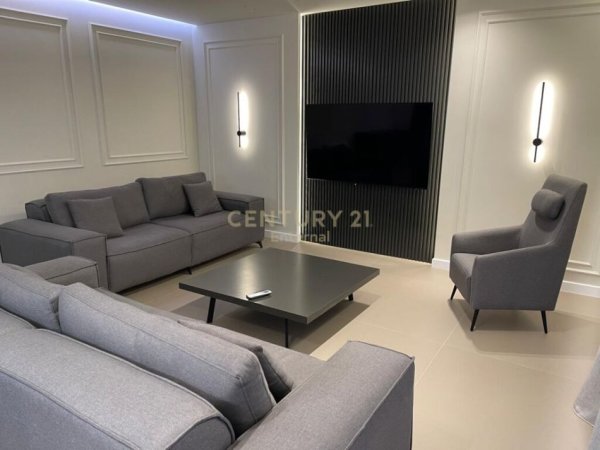 Tirane, jap me qera apartament 3+1+2+ 2 POSTE PARKIMI+ VERANDE , 186 m² 1.800 € (Liqeni i Thatë)