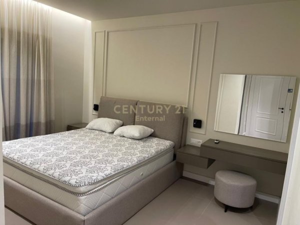 Tirane, jap me qera apartament 3+1+2+ 2 POSTE PARKIMI+ VERANDE , 186 m² 1.800 € (Liqeni i Thatë)
