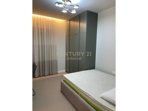 Tirane, jap me qera apartament 3+1+2+ 2 POSTE PARKIMI+ VERANDE , 186 m² 1.800 € (Liqeni i Thatë)