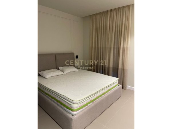 Tirane, jap me qera apartament 3+1+2+ 2 POSTE PARKIMI+ VERANDE , 186 m² 1.800 € (Liqeni i Thatë)