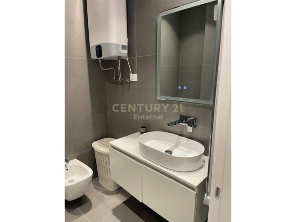 Tirane, jap me qera apartament 3+1+2+ 2 POSTE PARKIMI+ VERANDE , 186 m² 1.800 € (Liqeni i Thatë)