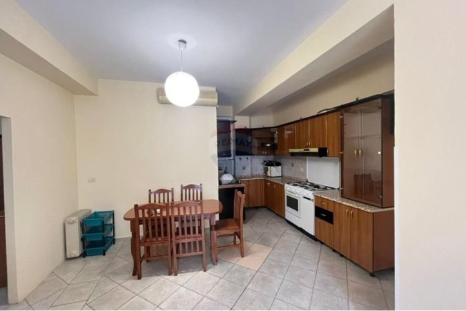 Tirane, jepet me qera apartament 2+1 , 600 € (Rruga Bardhyl)