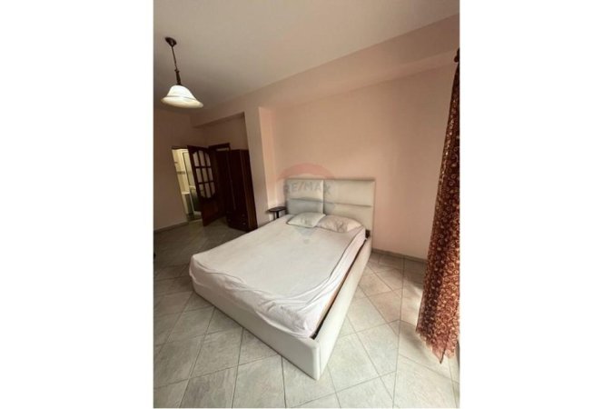 Tirane, jepet me qera apartament 2+1 , 600 € (Rruga Bardhyl)