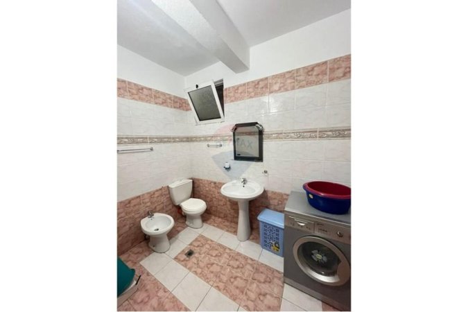 Tirane, jepet me qera apartament 2+1 , 600 € (Rruga Bardhyl)