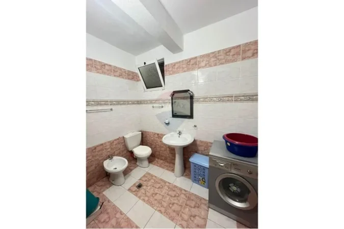 Tirane, jepet me qera apartament 2+1 , 600 € (Rruga Bardhyl)