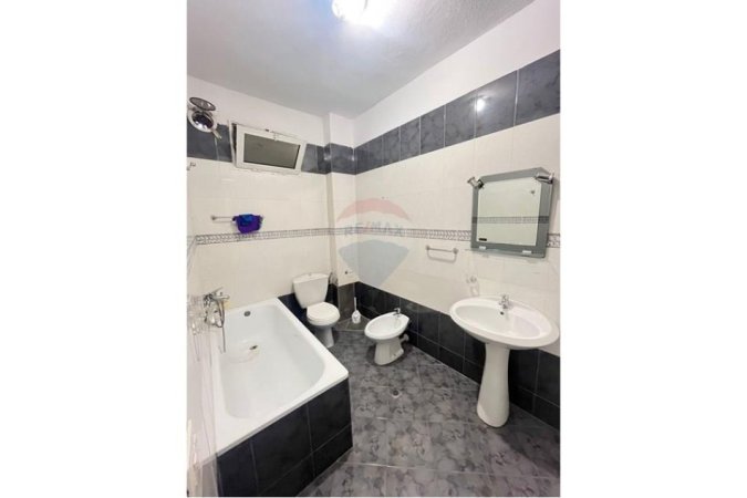 Tirane, jepet me qera apartament 2+1 , 600 € (Rruga Bardhyl)