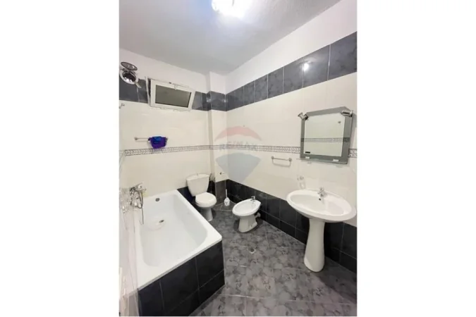 Tirane, jepet me qera apartament 2+1 , 600 € (Rruga Bardhyl)