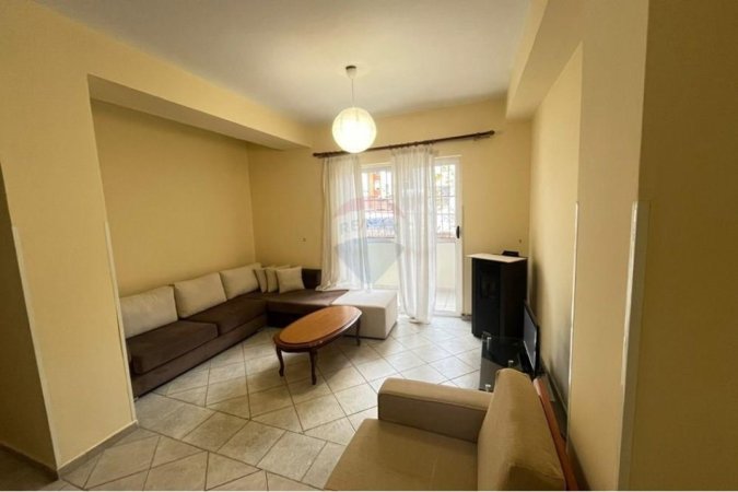 Tirane, jepet me qera apartament 2+1 , 600 € (Rruga Bardhyl)