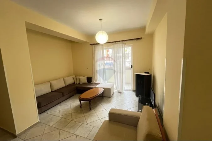 Tirane, jepet me qera apartament 2+1 , 600 € (Rruga Bardhyl)