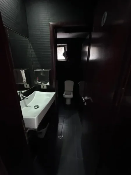 Tirane, jepet me qera ambjent biznesi Kati 2, 140 m² 1.200 € (rruga Muhamed Gjollesha)