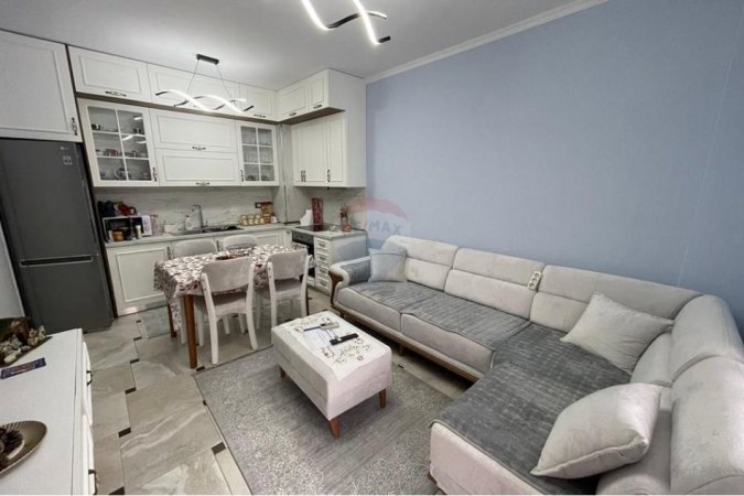 Tirane, jepet me qera apartament 1+1 , 550 € (Porcelan)