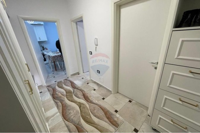 Tirane, jepet me qera apartament 1+1 , 550 € (Porcelan)