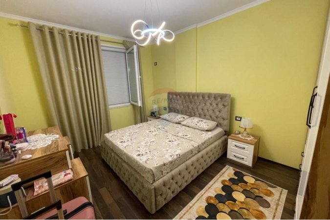 Tirane, jepet me qera apartament 1+1 , 550 € (Porcelan)