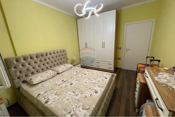Tirane, jepet me qera apartament 1+1 , 550 € (Porcelan)
