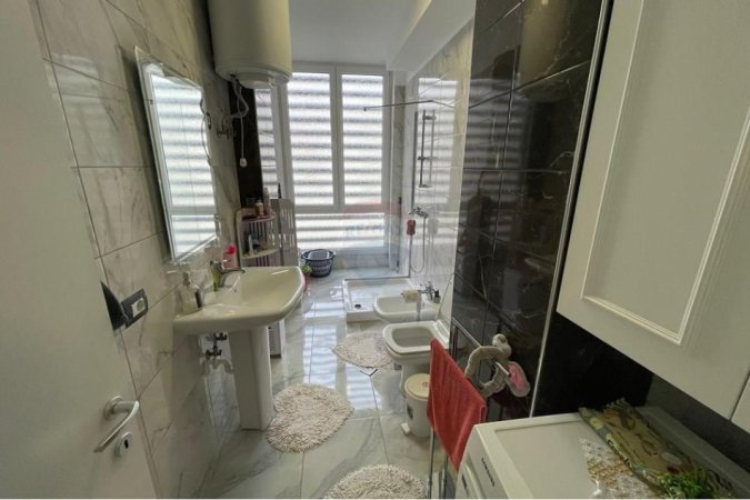 Tirane, jepet me qera apartament 1+1 , 550 € (Porcelan)