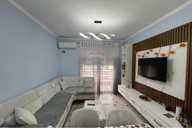 Tirane, jepet me qera apartament 1+1 , 550 € (Porcelan)
