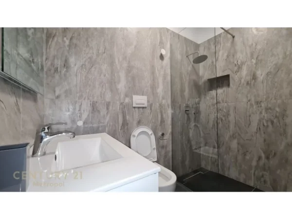 Tirane, jepet me qera apartament 2+1+Ballkon Kati 1, 115 m² 1.700 € (teg lunder)