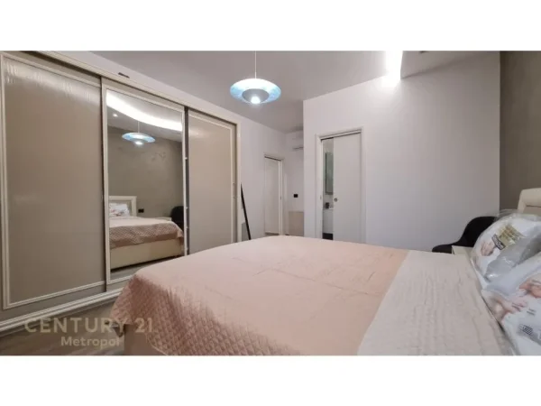 Tirane, jepet me qera apartament 2+1+Ballkon Kati 1, 115 m² 1.700 € (teg lunder)