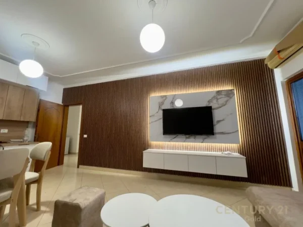 Tirane, jepet me qera 2+1 Kati 4, 700 € 