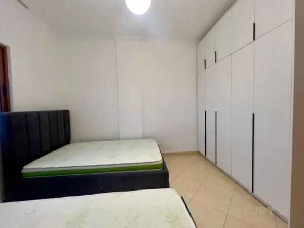 Tirane, jepet me qera 2+1 Kati 4, 700 € 