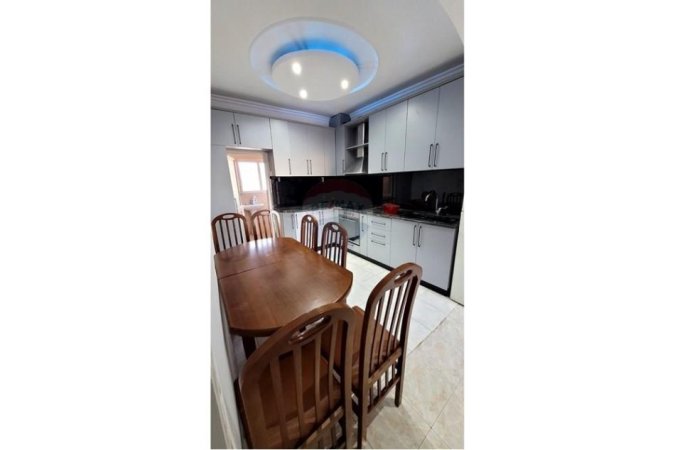 Tirane, jepet me qera apartament 1+1 , 500 € (Medreseja)