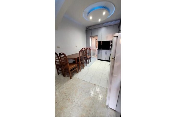 Tirane, jepet me qera apartament 1+1 , 500 € (Medreseja)