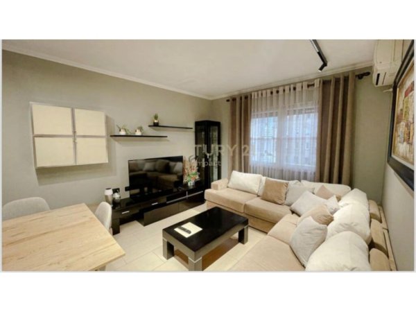 Tirane, jepet me qera apartament 1+1 Kati 3, 55 m² 450 € (medreseja)