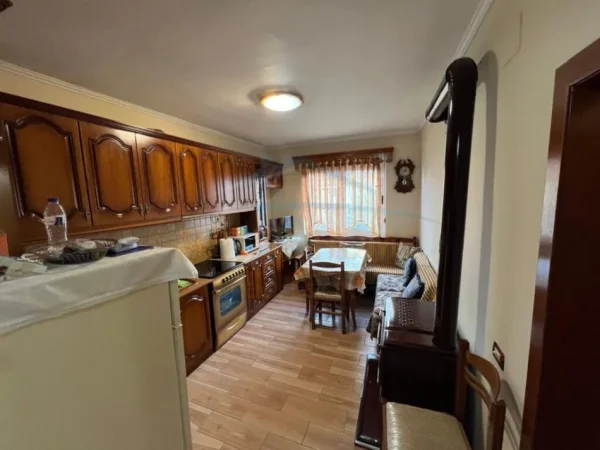 Korce, shitet apartament 2+1+Ballkon Kati 3, 65 m² 57.000 € 