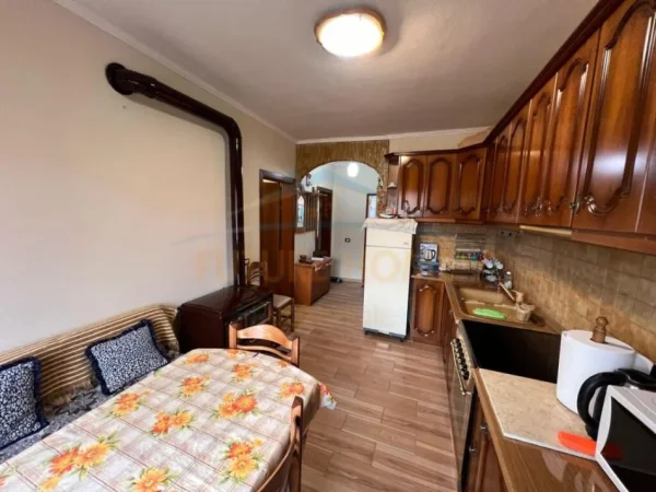 Korce, shitet apartament 2+1+Ballkon Kati 3, 65 m² 57.000 € 